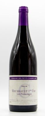une bouteille de vin posée sur une table