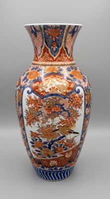 **Vase en porcelaine Imari H : 48 cm avec son socle