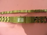 deux montres pour femme posées sur un support rose, avec un fond rose