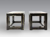 une paire de tables d'appoint noires et dorées