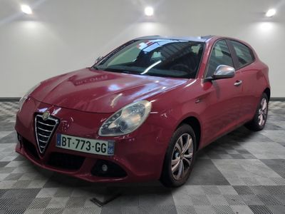 la photo d'une voiture rouge garée dans un garage