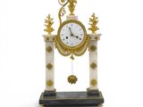 une horloge posée sur une table
