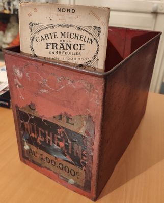 une boîte avec une étiquette posée sur une table