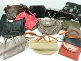un grand nombre de sacs à main posés sur une table
