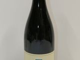 la bouteille de vin rouge est posée sur la table