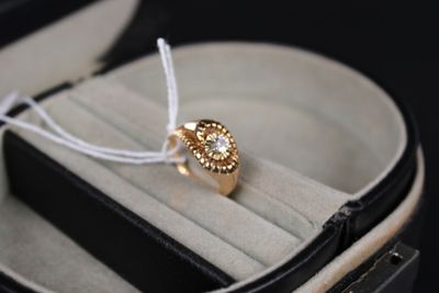 une bague dans un étui contenant un cordon