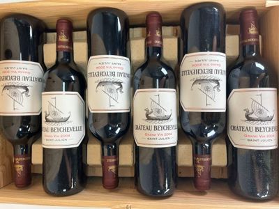 bouteilles de vin rouge dans un coffret en bois sur une table