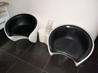 2 fauteuils en résine blanche et skaï noir