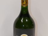 une bouteille de vin posée sur une table