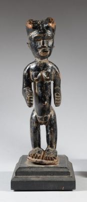 une paire de figurines en noir et blanc représentant un homme et une femme