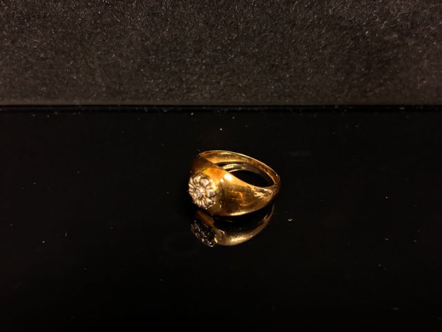 Bague jonc à décor de fleurette en or 18 carats 750 millièmes. En...