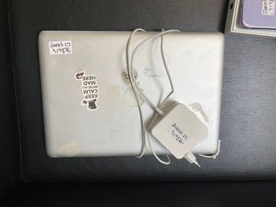 un ordinateur portable posé sur un fauteuil en cuir