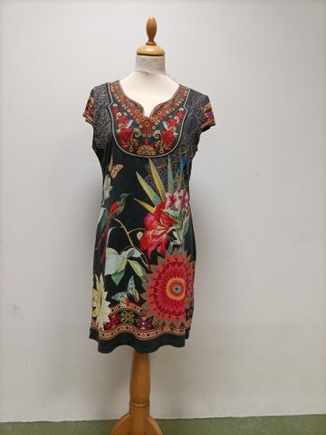 Robe fond noir à imprimé floral et animal, taille 40/42 à vue. Jo