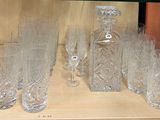 des bouteilles et des verres sur une étagère dans un magasin de verrerie