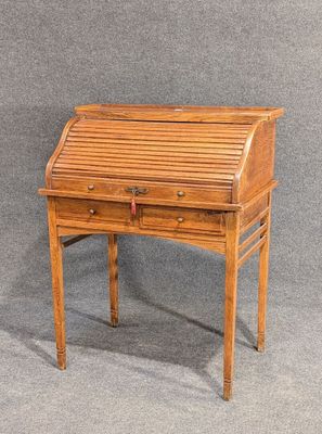 un petit bureau en bois muni de tiroirs, avec un tiroir en dessous