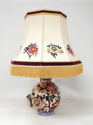 une image représentant une lampe de table munie d'un abat-jour