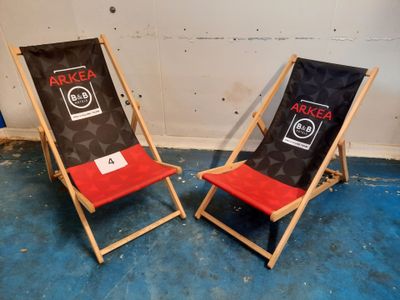 deux chaises assises l'une à côté de l'autre sur le sol