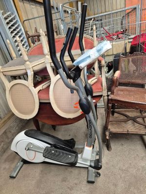 de nombreux types d'appareils de sport dans le jardin