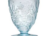 un verre orné d'un motif sur un fond blanc
