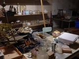 une pièce en désordre, avec beaucoup de bric-à-brac sur la table