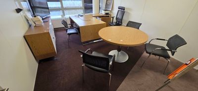 UN ENSEMBLE COMPRENANT : UN BUREAU DE DIRECTION PLATEAU BOIS…