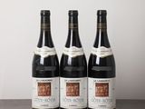 trois bouteilles de vin posées sur une table en bois
