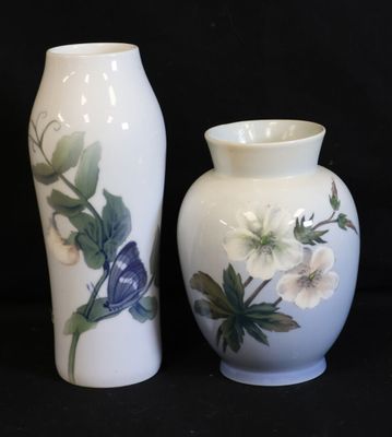 deux vases sur lesquels sont peints des fleurs sur fond noir