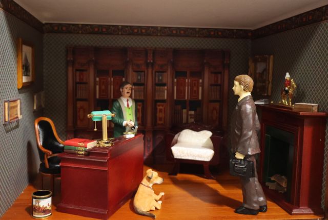 Diorama. Composition miniature, dans une vitrine en bois, vitre e...