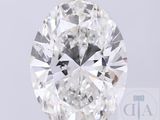 gros plan d'un diamant sur une surface blanche