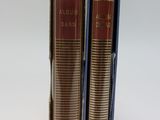 deux livres posés côte à côte sur une table