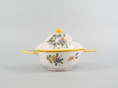 une image représentant un bol blanc muni d'un couvercle jaune et orné de fleurs