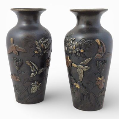 Paire de VASES en bronze cloisonné et émaux polychromes, en …