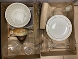une boîte contenant tout un tas d'assiettes et de verres