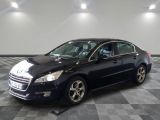 la voiture noire est garée dans le garage sur le sol en damier