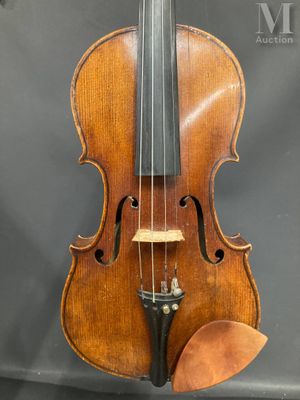 un violon ancien, accompagné de son étui en bois et de son archet, exposé