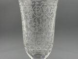 une image représentant un vase en verre orné d'un motif