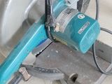 quelqu'un utilise une scie circulaire pour couper une pièce de bois