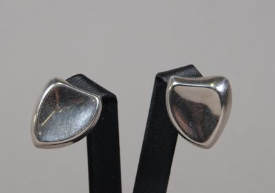 PAIRE DE CLIPS D'OREILLES en argent (925) de forme libre.