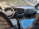 vue de l'intérieur d'un véhicule depuis le siège du conducteur