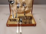 un coffret à couverts contenant des cuillères et des fourchettes