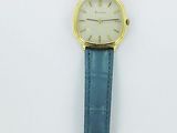 gros plan d'une montre sur une surface blanche