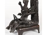 une image représentant une statue en bronze d'une femme assise sur une chaise