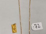 un collier en or orné d'un petit pendentif carré