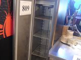un réfrigérateur situé à côté d'un comptoir sur lequel est accrochée une pancarte
