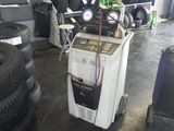 une machine posée sur un chariot dans un garage