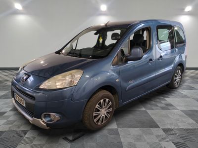 la photo d'une petite camionnette bleue garée dans un garage