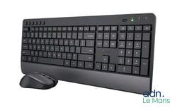 clavier et souris sur fond blanc, avec un fond blanc