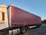 un camion semi-remorque garé dans un parking