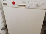un lave-vaisselle blanc posé dans un coin de la cuisine