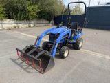 un petit tracteur bleu garé sur un parking